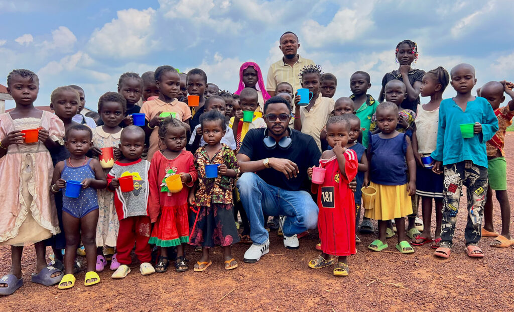 enock mabangu avec un groupe de jeunes réfugiés au camp inke